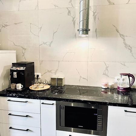 Modern Apartments With A Coffee Machine In The City Center, A View Of The City روفنو المظهر الخارجي الصورة